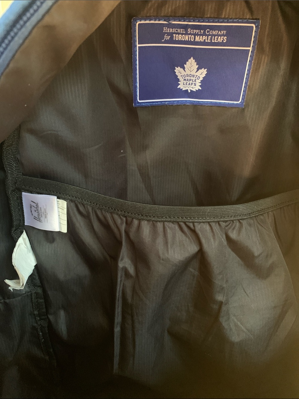 **RARE** herschel x maple leafs
backpack - Picture 11 of 12